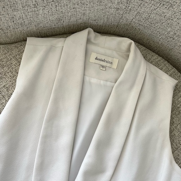 Sleeveless Blazer - Picture 4 of 4